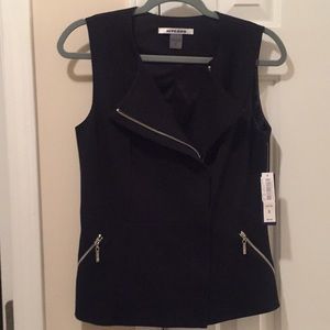 NWT black zip up vet with cute pleated back!